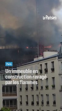 Un immeuble en construction ravagé par les flammes à Paris