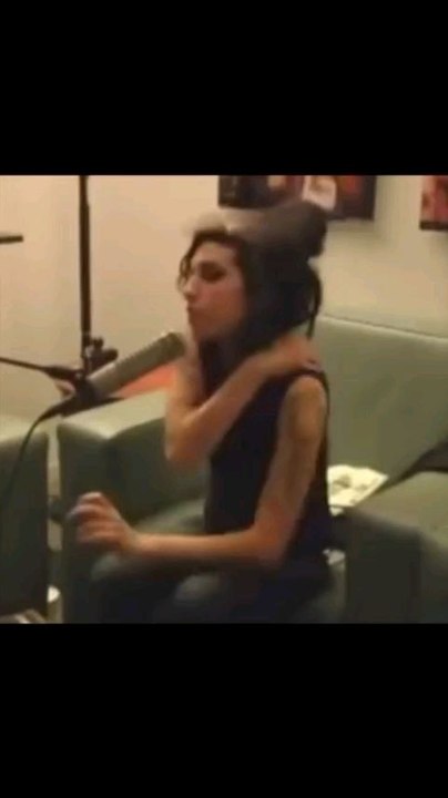 Amy Winehouse, comme à chaque fois, mais l'impression qu'en fonction des conditions, ce qui est totalement "logique et normal"enfin et surtout pour cette ✊bitch of bedbugs ...