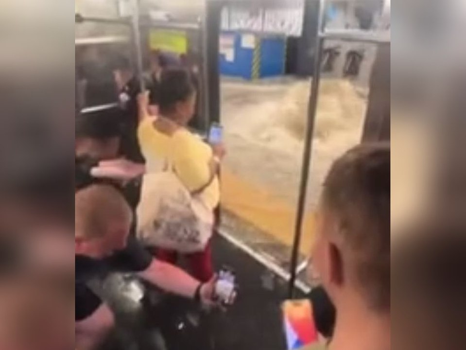 Hochwasser in new york city flutet u-bahn
