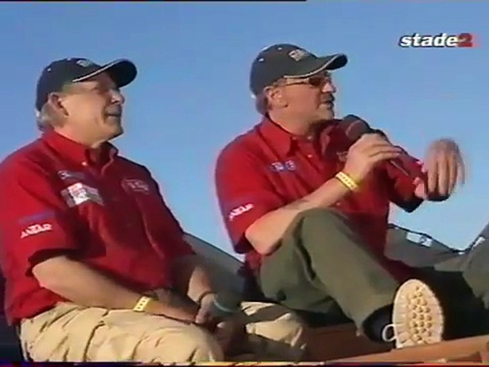 Johnny Hallyday – Interview exclusive avec Gérard Holtz à Atar – Stade 2 (06 janvier 2002, France 2, Dakar Rally)