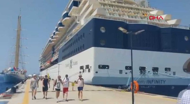 MUĞLA'nın Bodrum ilçesine 2 kruvaziyer ile 2 bin 277 turist geldi. Kente gelen turistler tarihi noktaları ziyaret ederken, çarşıda vakit geçirdi. Dünyanın en önemli turizm destinasyonlarından biri olan Bodrum'a kruvaziyerler gelmeye devam ediyor. Bu kaps