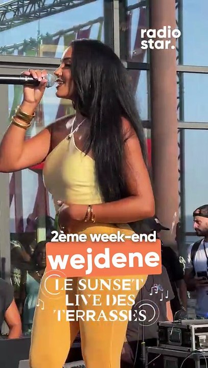 Wejdene envoie de l’amour à ses fans sur la scène des Sunset Live des Terrasses. #wejdene #sunsetlive #concert #live