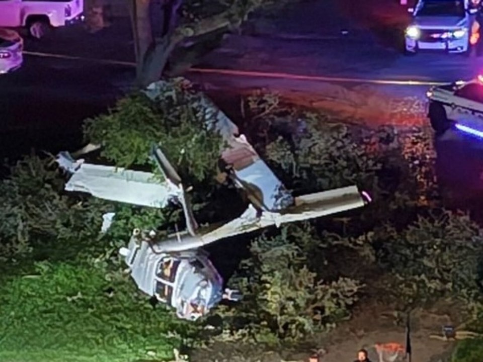 Familie an Bord: Flugzeug stürzt in Wohngebiet ab