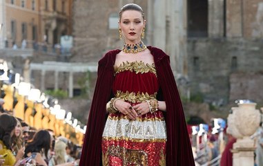 Dolce & Gabbana ألتا مودا 2025 .. أساطير روما القديمة تلتقي أناقة الخمسينيات الذهبية