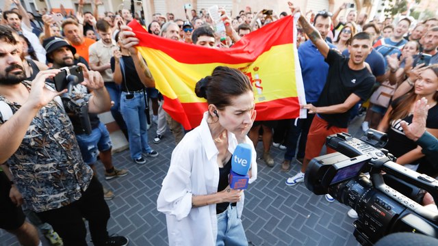 Varios periodistas de TVE amenazados en Torre Pacheco tienen que ser escoltados