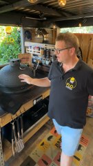 Tu veux comprendre comment obtenir une fumée propre au kamado ?Tu veux éviter les erreurs classiques que tout le monde fait au début ?Alors va voir l’épisode 9 de Kamado 101 – c’est la base pour fumer comme un pro 🔥