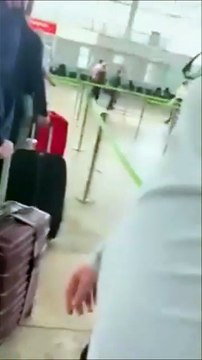 Ses amis glissent une enceinte dans sa valise et lui mettent la honte