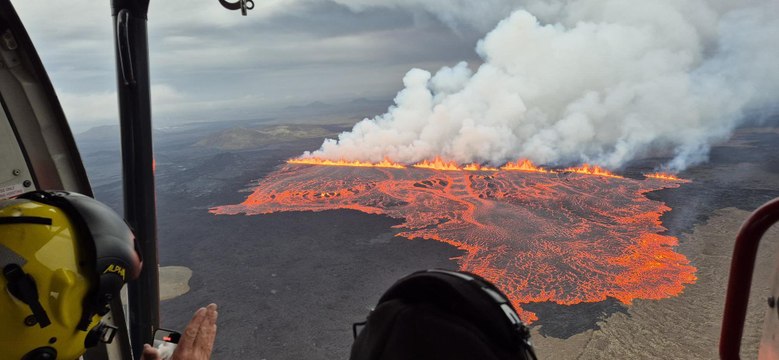 İzlanda'nın Reykjanes Yarımadası'nda yanardağ patlaması