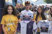 Tour de France 2025 - Quand les Pitchounes rencontrent Remco Evenepoel à Toulouse... et lui offrent un maillot du Toulouse FC !