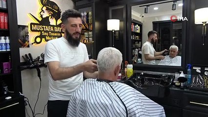 Müşterisini denizin altında tıraş etti