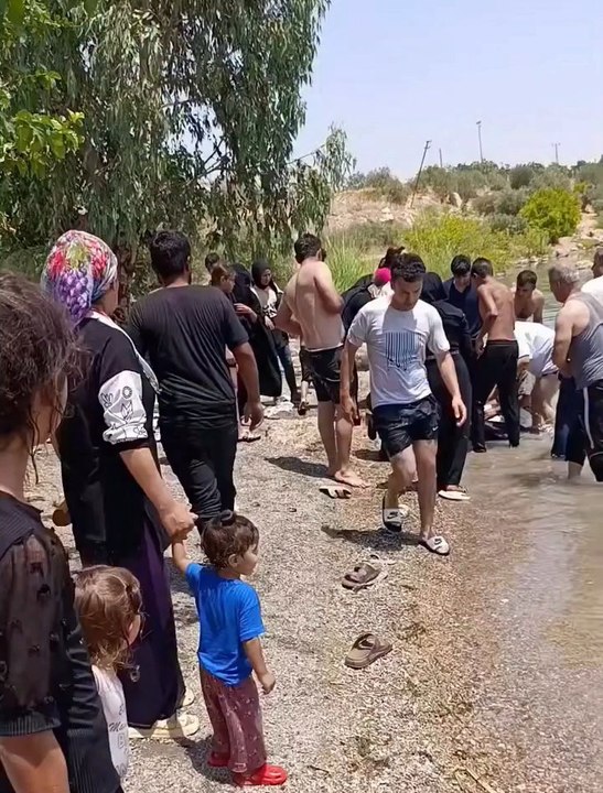 Şanlıurfa’nın Birecik ilçesinde serinlemek için Fırat Nehri’ne giren iki kız kardeşten biri boğularak hayatını kaybetti, diğeri ise ağır yaralı olarak hastaneye kaldırıldı.