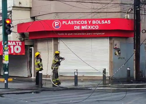 Incendio en poste y cableado provoca caos vial en Monterrey