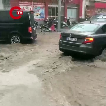 Aniden bastıran sağanak yağış taşkına neden oldu!