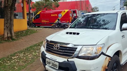 Mulher é socorrida pelo Siate após acidente entre Hilux e motocicleta no bairro Coqueiral
