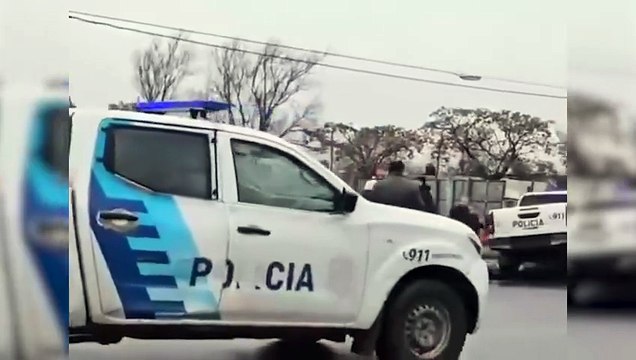 Un paciente psiquiátrico robó un patrullero y chocó a una camioneta y un micro