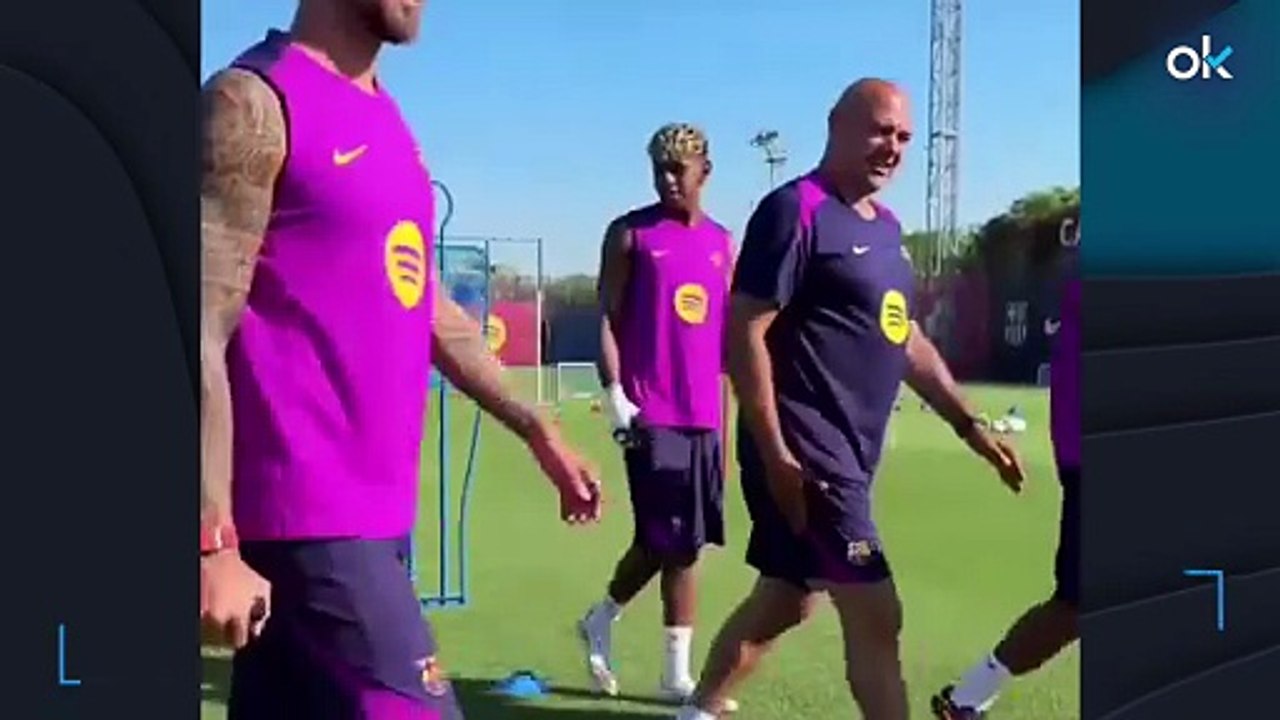 Lamine Yamal vuelve a aparecer con una venda en su muñeca en el entrenamiento del Barça tras su polémica fiesta