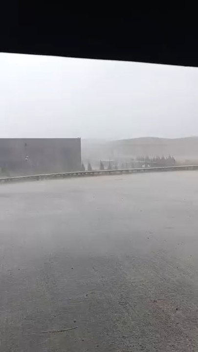 Meteoroloji Genel Müdürlüğü’nün günler öncesinden yaptığı sağanak ve fırtına uyarısının ardından Şanlıurfa’da beklenen olumsuz hava koşulları etkili olmaya başladı.