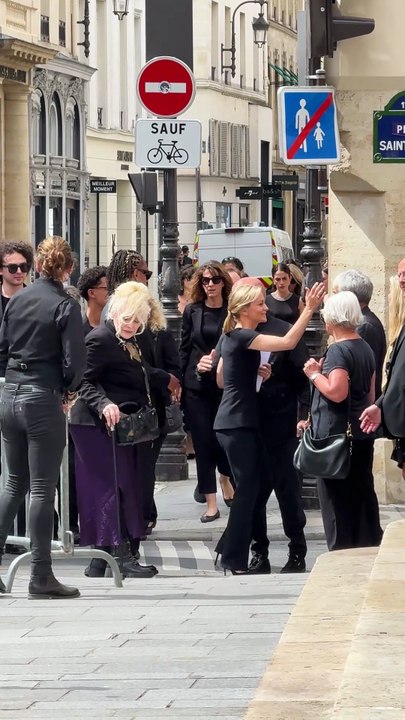Vidéo - Audrey Crespo-Mara, Sékou Mara, Lamine Mara, Manon Ardisson, Ninon Ardisson, Gaston Ardisson La famille de Thierry Ardisson arrive aux obsèques de Thierry Ardisson à l'église Saint-Roch à Paris, France, le 17 juillet 2025