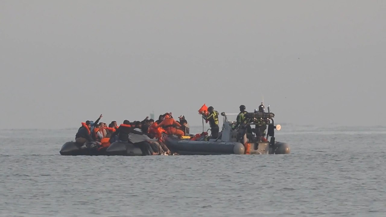 WATCH: Mark White details 'infuriating' footage of migrants being handed lifejackets by the French