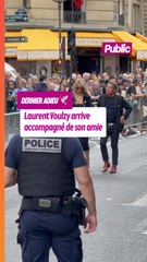Laurent Voulzy arrive accompagné de son amie pour un dernier hommage aux obsèques d'Ardisson