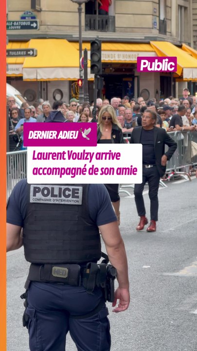 Laurent Voulzy arrive accompagné de son amie po...