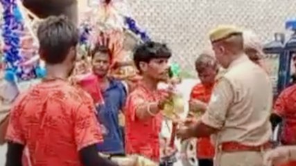 कांवड़ियों की सेवा में जुटी हापुड़ पुलिस, Video