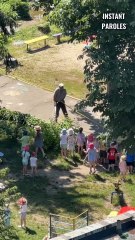 Ce travailleur arrose la verdure puis réalise quelque chose d’inattendu pour les élèves