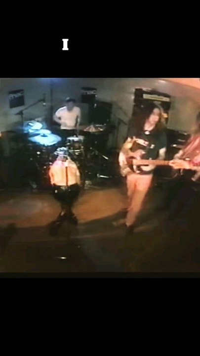 soirée privée organisé par Virgin au Gibus ( le feu 🔥 avec les Trolls des musiciens de studio avec Whitey Kirst guitariste 🎸 lead et pète Marschall et dsl pour le bassiste ils étaient tous vraiment très très bon mais d'une simplicité