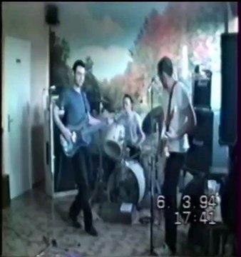 Les Schlitz trio punk rock mélodique francais 1994 ( et 🙂‍↕️ j'avais 22 ans derrière la batterie !! ) un grand hommage à Jeannot qui est et était restera advitam eternam Un, non Mon second groupe avec lequel j'ai énormément jouer Rip