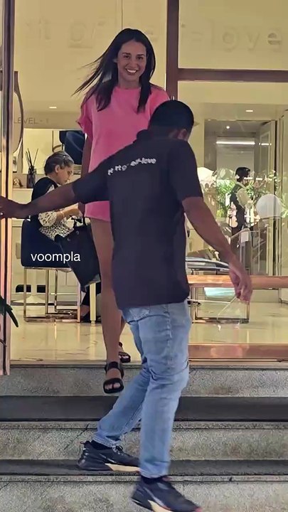 how are you aisha ji im good how are you niceties flying around on bandra streets as this one pops out of a salon aisha sharma.hd