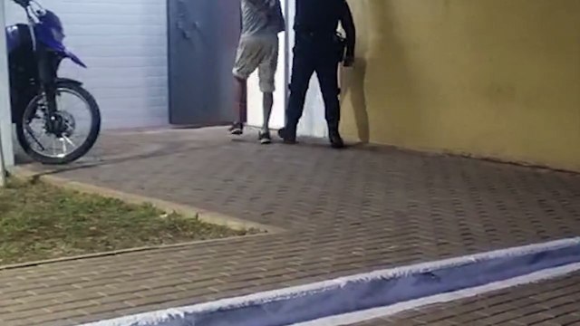 Homem furta chocolates, óleo de banho e sabonete íntimo em farmácia