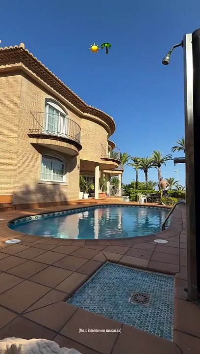 A lo Charly García, L-Gante saltó desde un balcón para tirarse a una pileta