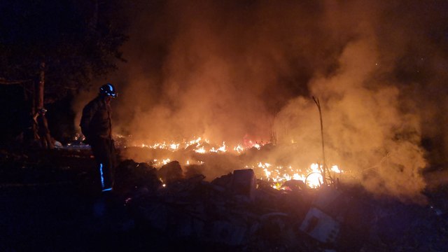 Chamas consomem material reciclável e mobilizam bombeiros no Bairro Sanga Funda