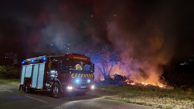 Bombeiros controlam fogo ambiental no Bairro Coqueiral