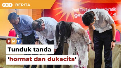 Pemimpin DAP tunduk sebagai tanda ‘hormat dan dukacita’ kepada keluarga Teoh