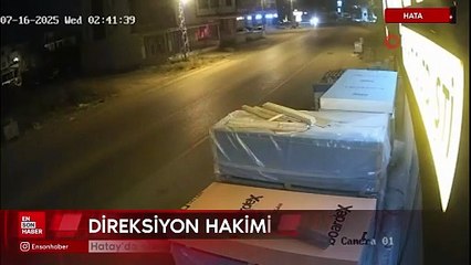 Hatay'da otomobil kamyonetle kafa kafaya çarpıştı