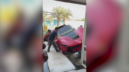 Un millonario cuelga un Ferrari en su salón como candelabro: nunca habían visto algo así