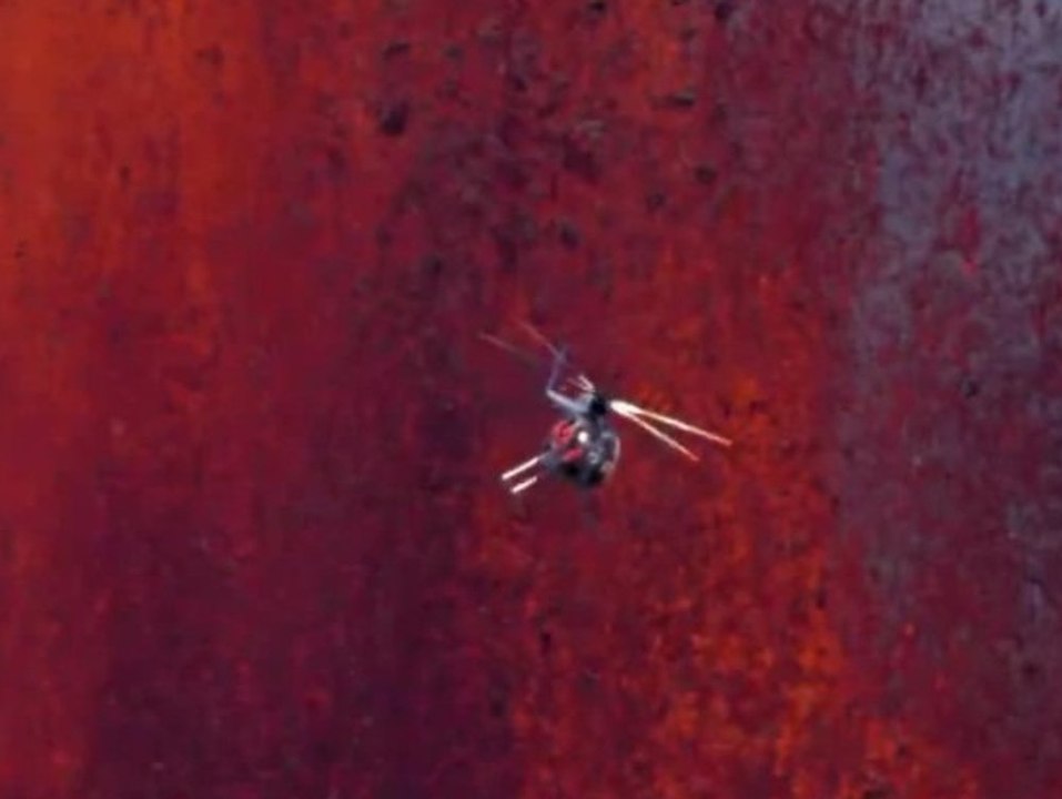 Hubschrauber fliegt knapp an Lava-Fontäne vorbei