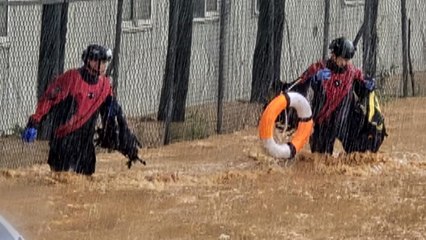 [제보영상] "허벅지까지 물 차올라...식당·마트 고립" / YTN