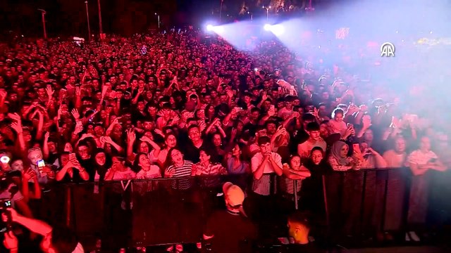 Şarkıcı Sinan Akçıl, Van Kültür Yolu Festivali'nde sahne aldı