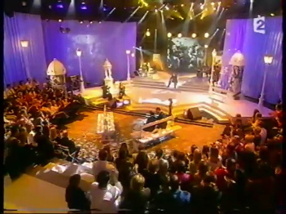 Johnny Hallyday & Patrick Bruel – "Ne reviens pas" + Duo exceptionnel sur "Qu'est-ce qu'on attend pour être heureux" (France 2 – 04 Janvier 2003)