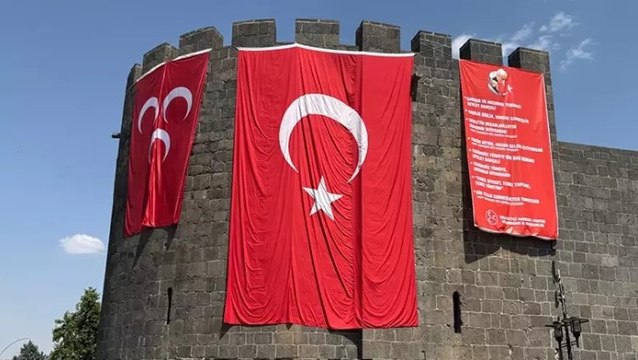Diyarbakır surlarına MHP ve Türk bayrakları asıldı