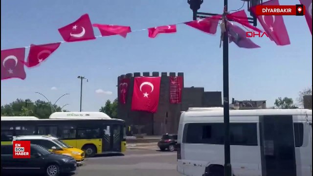 Diyarbakır surlarına MHP ve Türk bayrakları asıldı