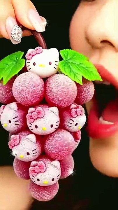 cat grapes 😺🐈🍇