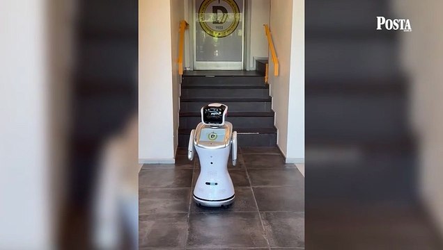 Türkiye'de ilk kez Demirören Medya ve Teknoloji Lisesi'nde açılan bölümü robot tanıtıyor