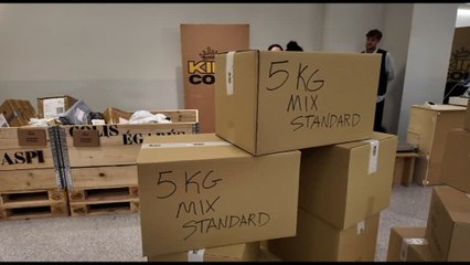 Shopping sostenibile: i pacchi smarriti diventano tesori a peso