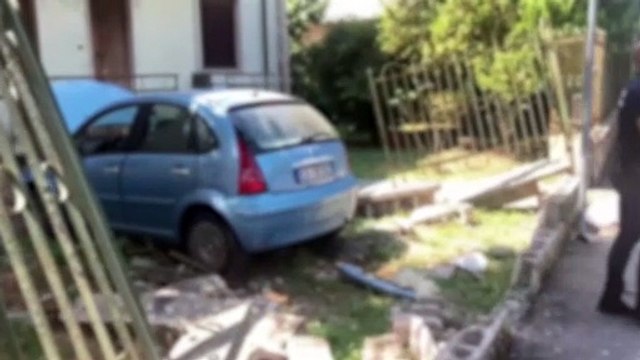 Incidente a Gorgonzola, auto sfonda il cancello di una villetta e travolte una donna: il video