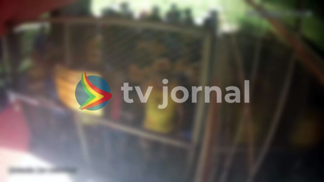 Imagens exclusivas mostram o momento exato em que organizada do Sport invade CT para intimidar jogadores e comissão técnica