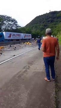 Carreta tomba com caixas de cerveja no interior alagoano