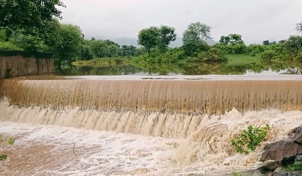 VIDEO: सकट क्षेत्र में एक घंटे हुई झमाझम बारिश, एनीकट पर चली चादर